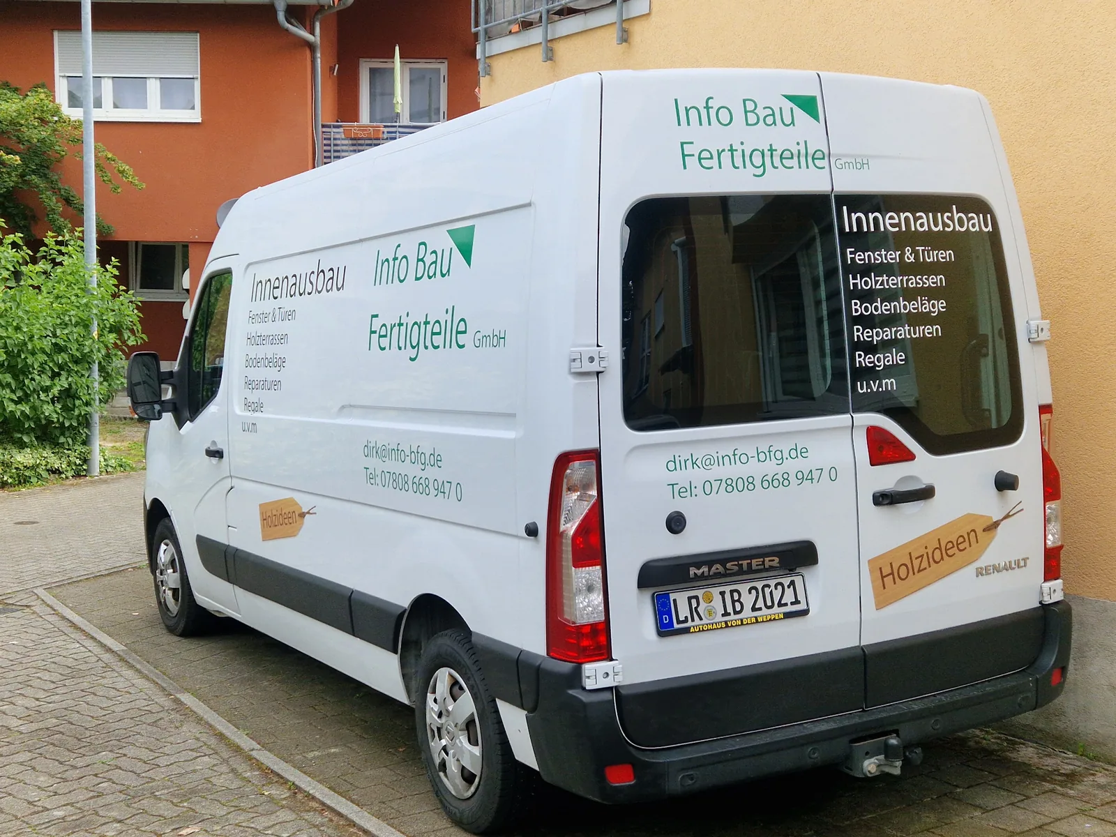 Servicefahrzeug Info-Bau-Fertigteile GmbH vor Ort